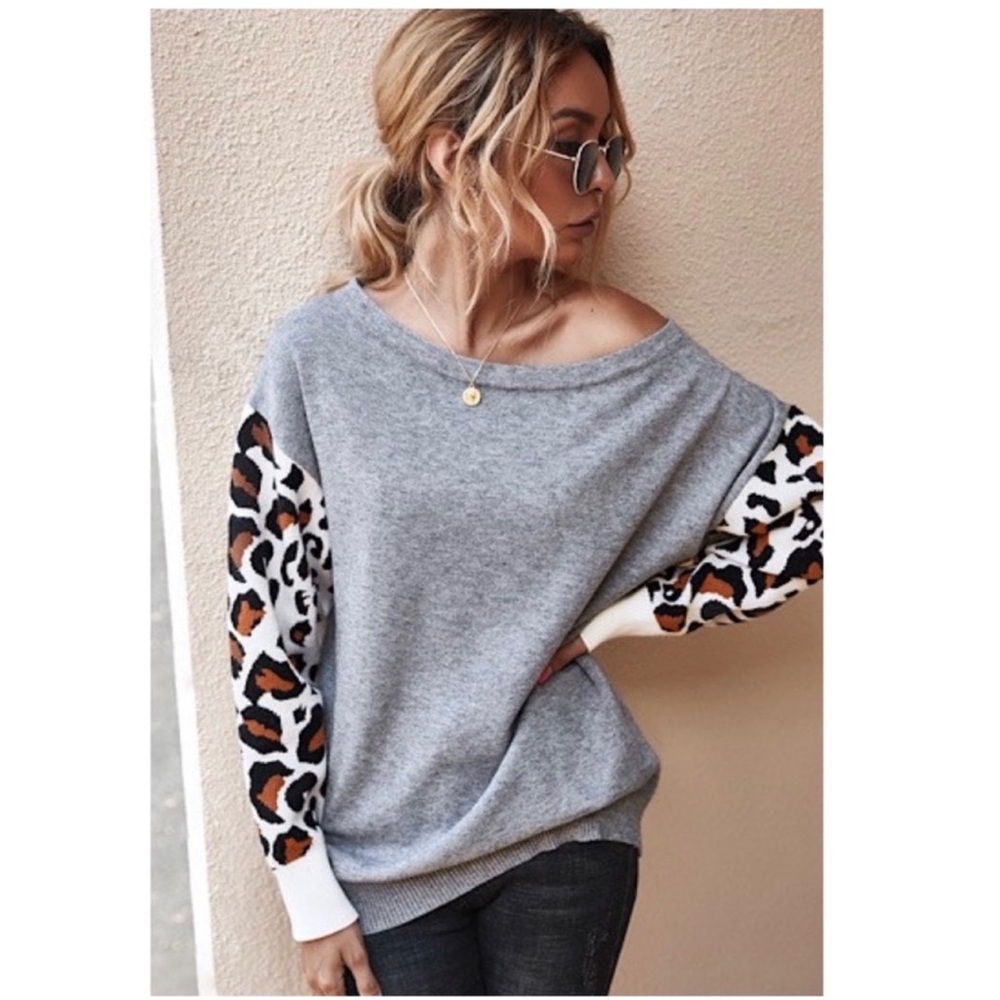 🍁New Fall🍁Gray Sweater With Leopard Print  Contrast Sleeves